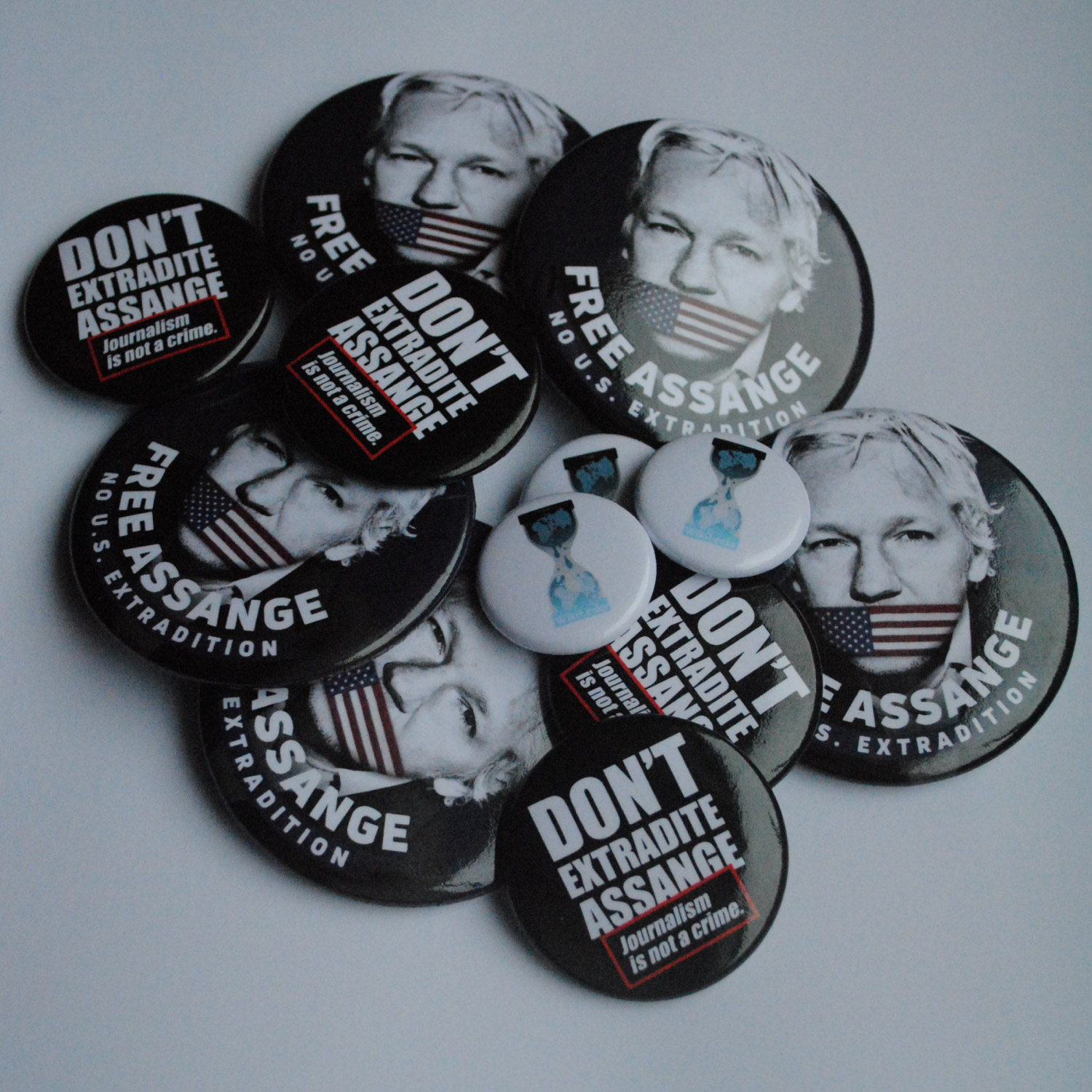Badge Pin Button Free Julian Assange 38 mm